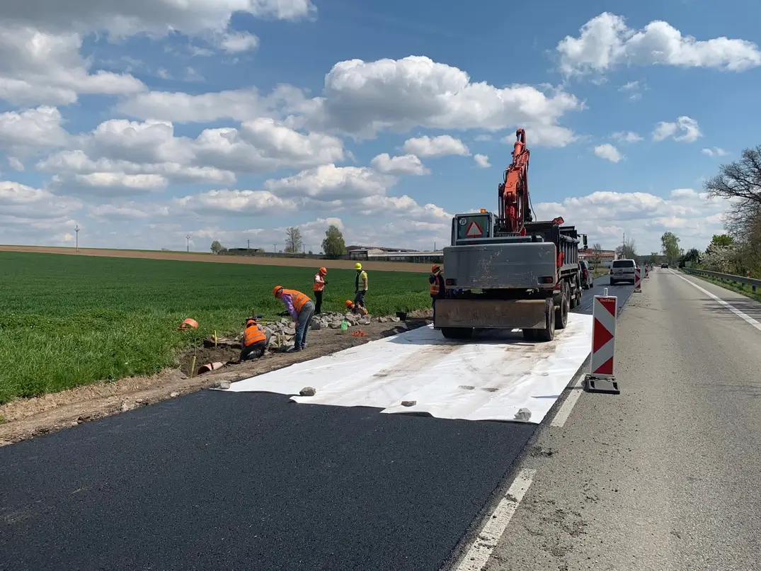 Pomocné práce, čištění příkopů, zhotovení šikmých čel propustků